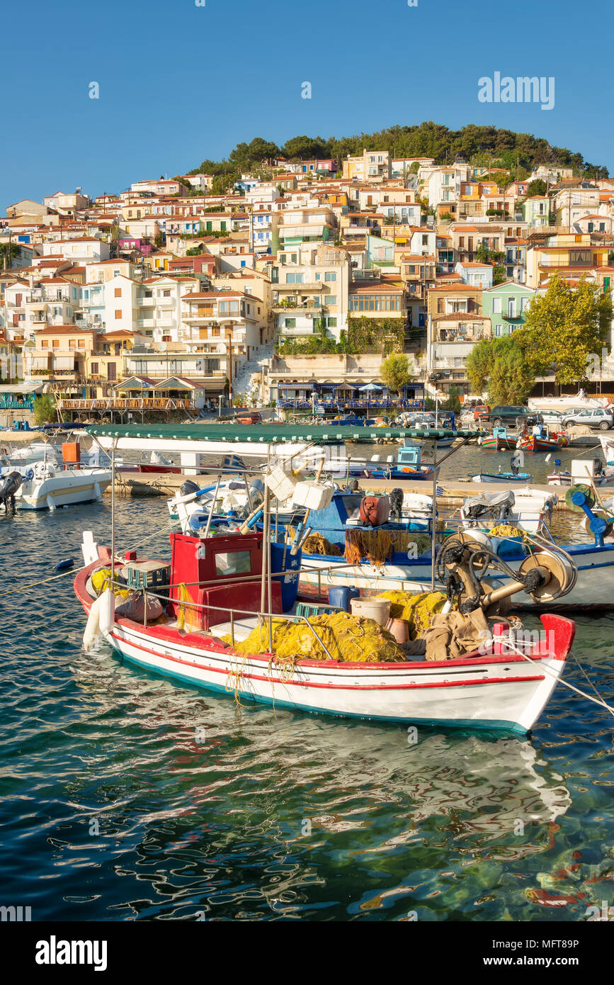 Il pittoresco porto con legno tradizionali barche da pesca e il villaggio Plomari nella luce della sera, isola greca di Lesbo, Mar Egeo, Grecia, Europa Foto Stock