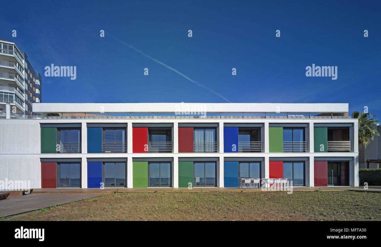 Esterno di costruire nuovi appartamenti con il rosso, il verde e il blu dei pannelli Foto Stock