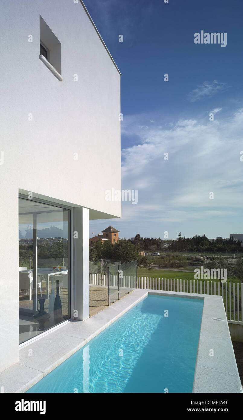 Esterno della nuova build imbiancato casa con piscina giro Foto Stock