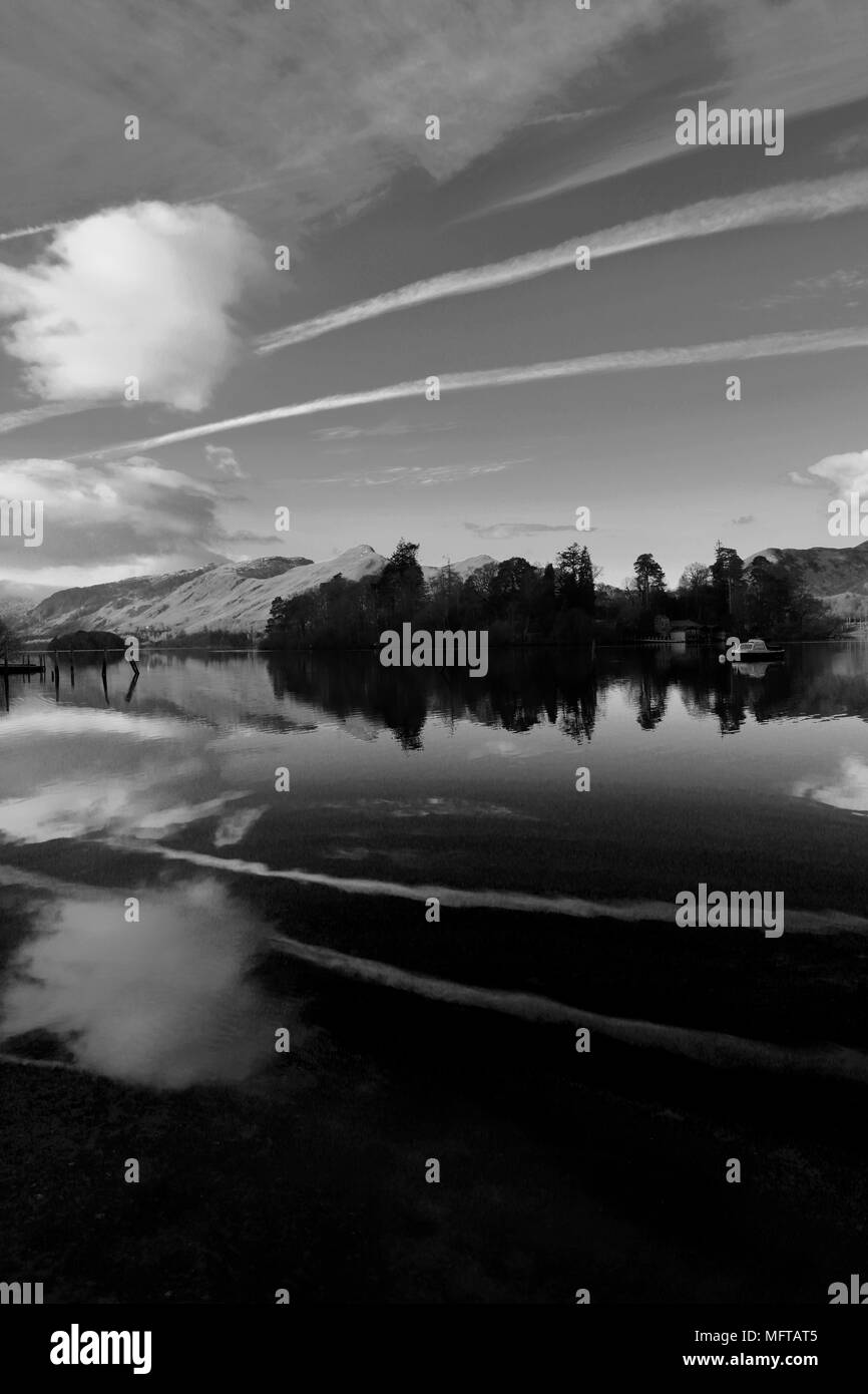 Misty alba sul lago Derwentwater, città Keswick, Cumbria, Parco Nazionale del Distretto dei Laghi, England, Regno Unito Foto Stock