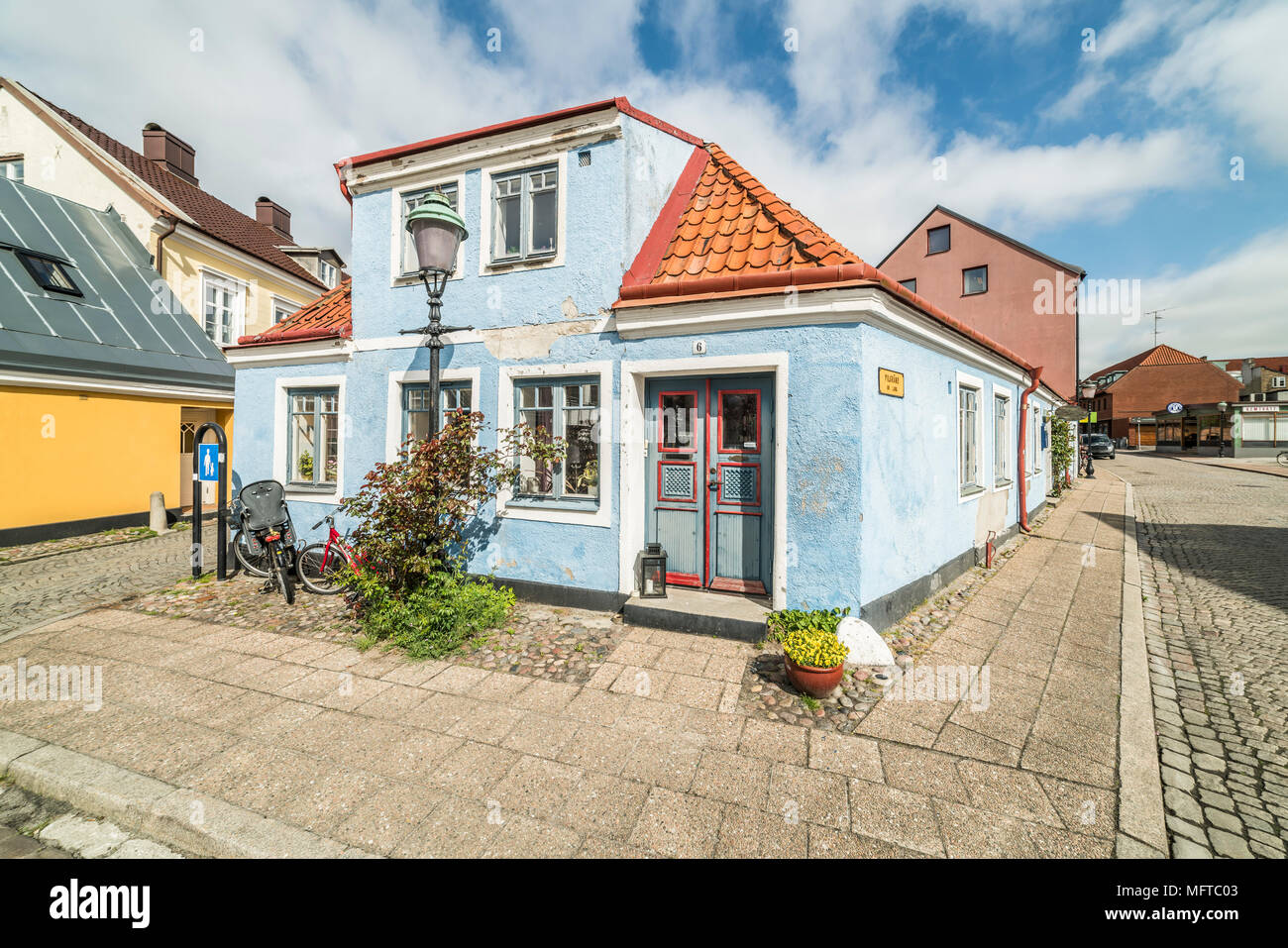 Piccola strada con edifici tipici in Ystad. Skane. La Svezia. La Scandinavia. Foto Stock