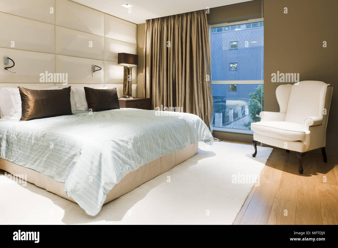 Poltrona ai piedi del letto matrimoniale in camera da letto moderna Foto  stock - Alamy