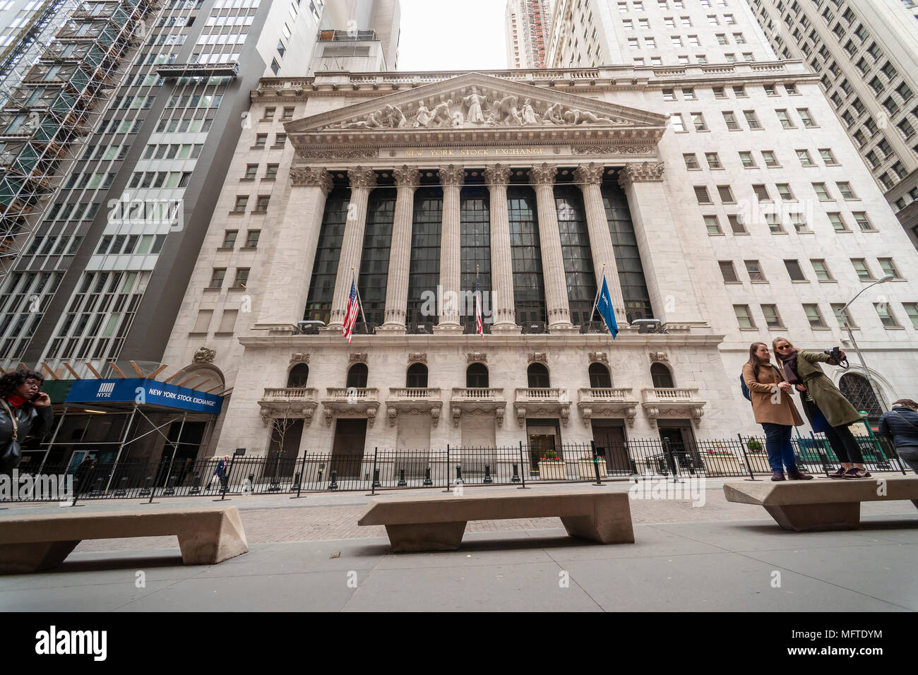 Il New York Stock Exchange di Lower Manhattan a New York il giorno fiscali, Martedì, 17 aprile 2018. (© Richard B. Levine) Foto Stock