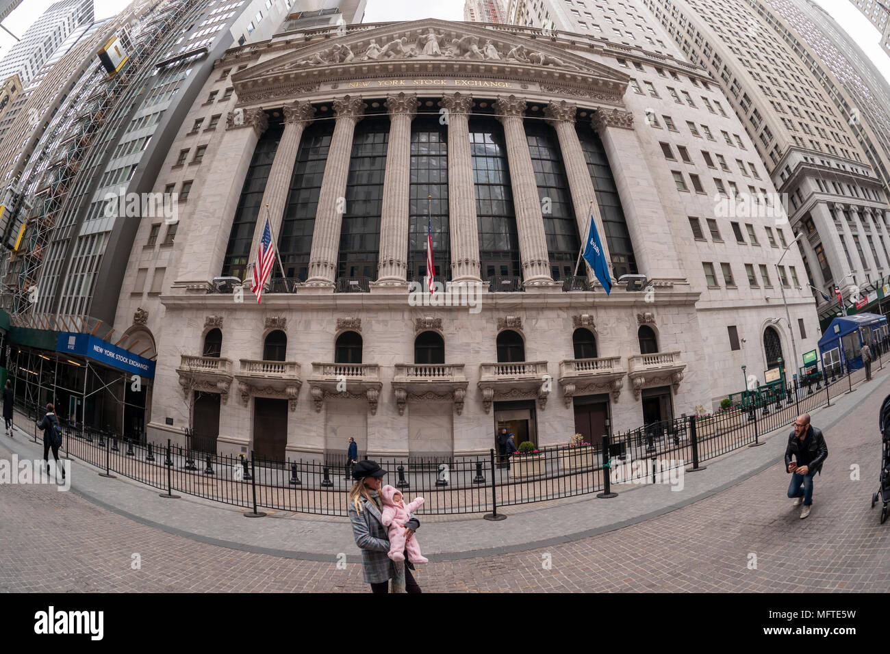 Il New York Stock Exchange di Lower Manhattan a New York il giorno fiscali, Martedì, 17 aprile 2018. (© Richard B. Levine) Foto Stock