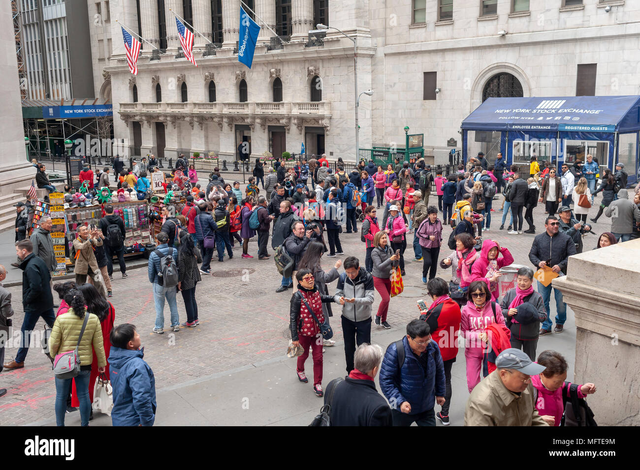 Orde di principalmente turisti asiatici al di fuori del New York Stock Exchange e Federal Hall di Lower Manhattan a New York il giorno fiscali, Martedì, 17 aprile 2018. (Â© Richard B. Levine) Foto Stock