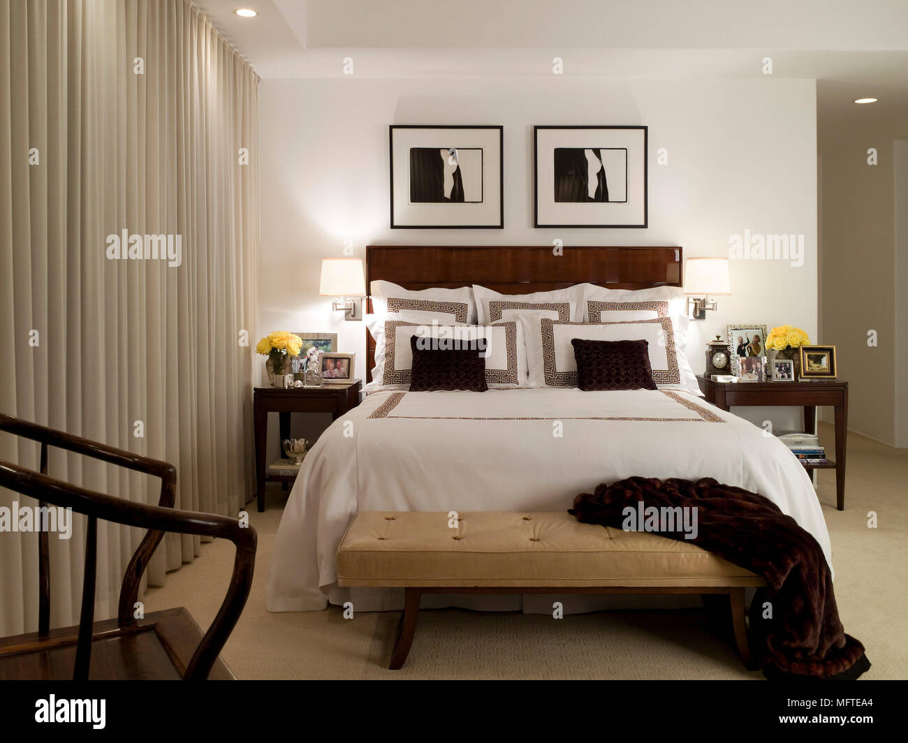 Sgabello imbottito ai piedi del letto matrimoniale in stile tradizionale  camera da letto Foto stock - Alamy