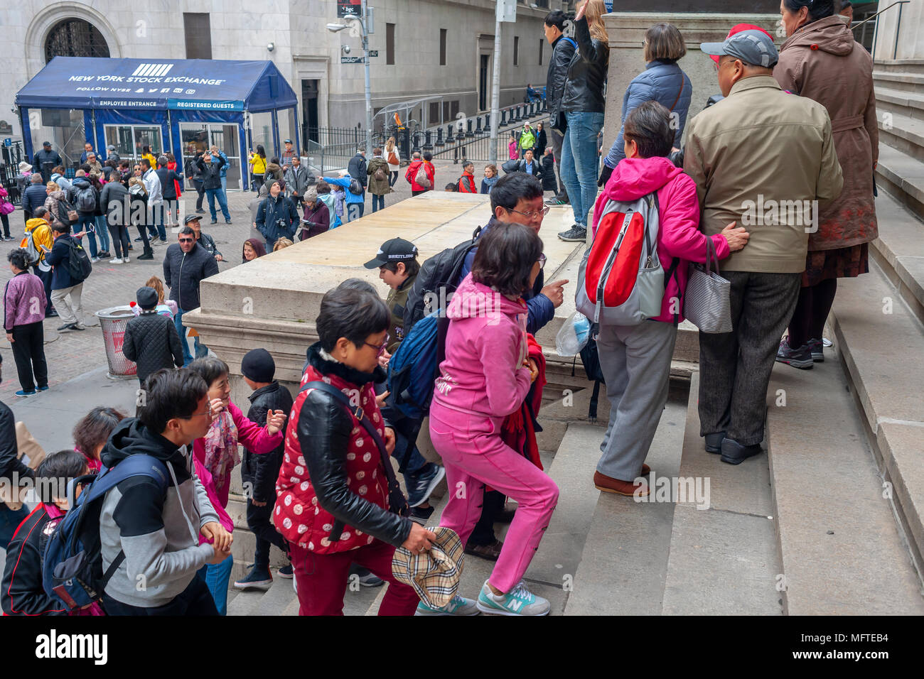 Orde di principalmente turisti asiatici al di fuori del New York Stock Exchange e Federal Hall di Lower Manhattan a New York il giorno fiscali, Martedì, 17 aprile 2018. (© Richard B. Levine) Foto Stock