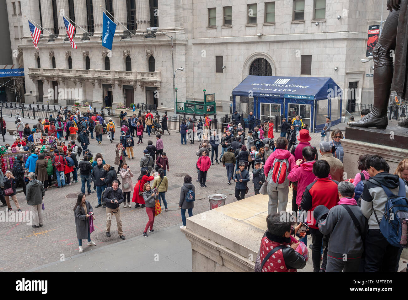 Orde di principalmente turisti asiatici al di fuori del New York Stock Exchange e Federal Hall di Lower Manhattan a New York il giorno fiscali, Martedì, 17 aprile 2018. (Â© Richard B. Levine) Foto Stock