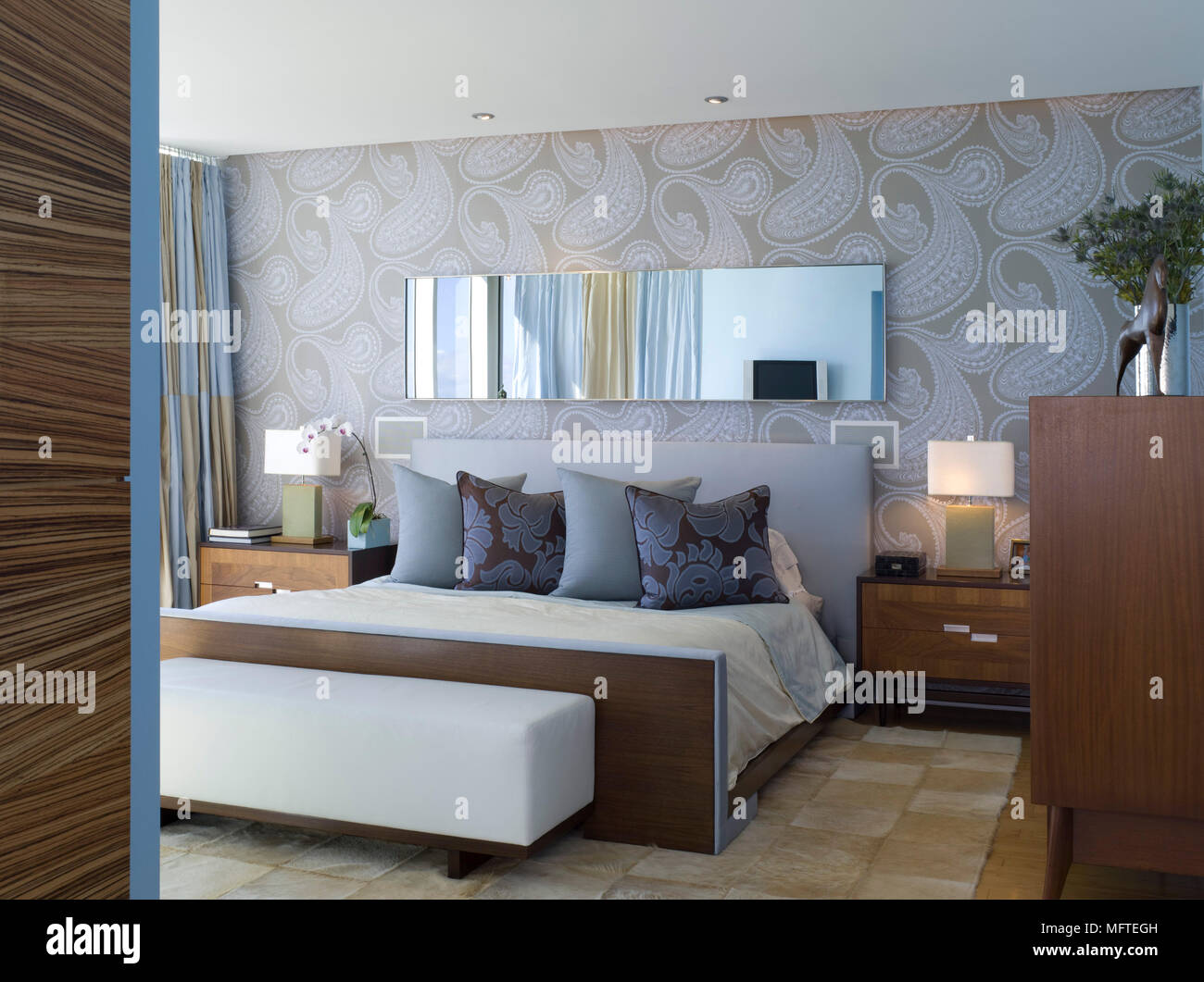 Ottoman ai piedi del letto matrimoniale in cool blue camera da letto Foto  stock - Alamy