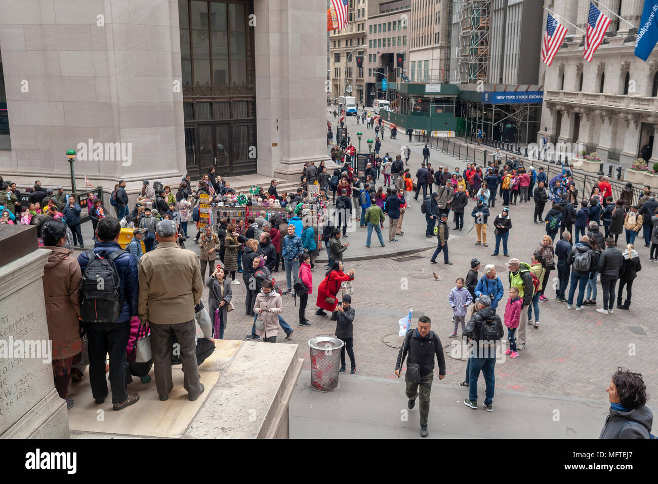 Orde di principalmente turisti asiatici al di fuori del New York Stock Exchange e Federal Hall di Lower Manhattan a New York il giorno fiscali, Martedì, 17 aprile 2018. (© Richard B. Levine) Foto Stock
