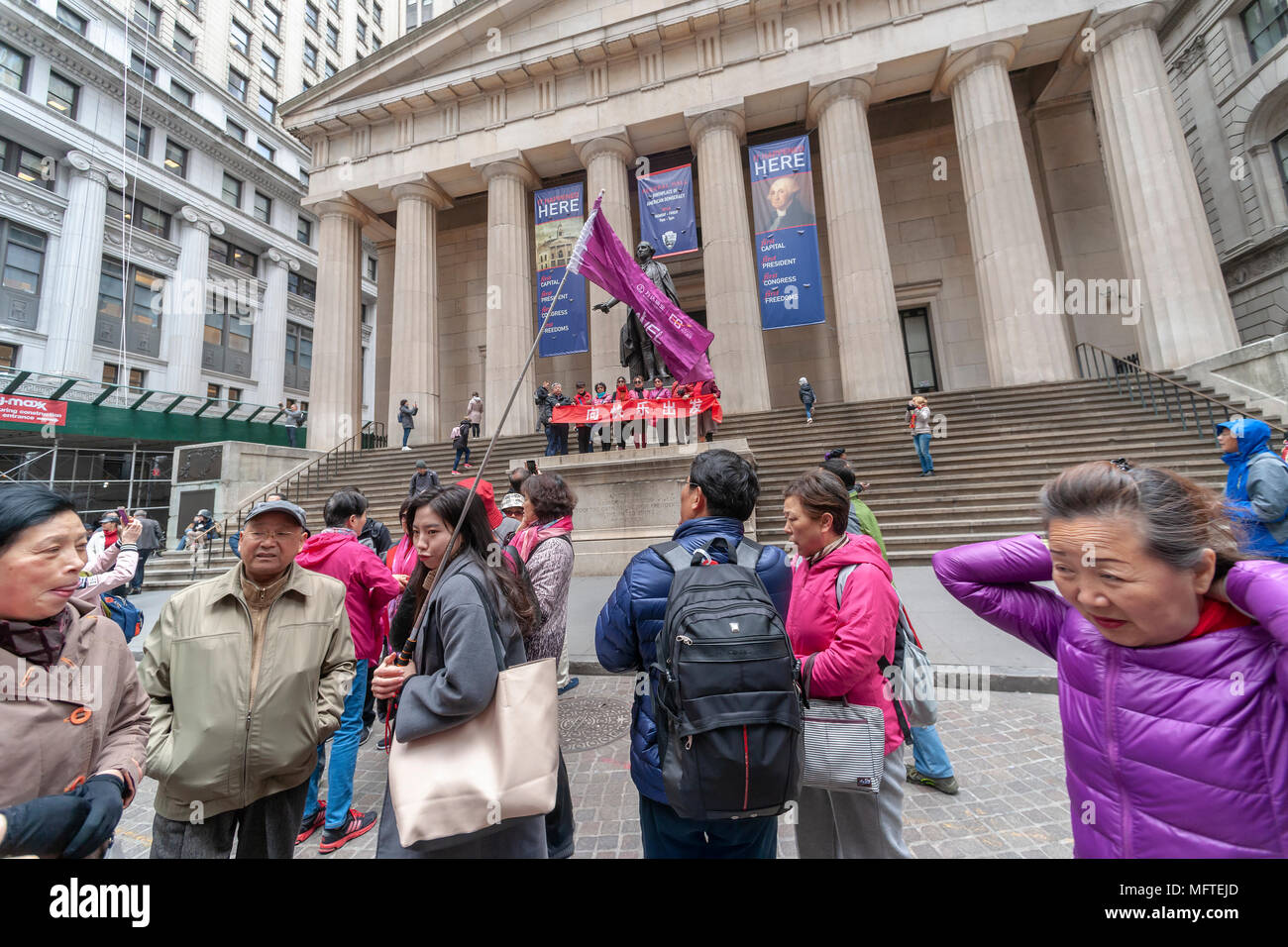 Orde di principalmente turisti asiatici al di fuori del New York Stock Exchange e Federal Hall di Lower Manhattan a New York il giorno fiscali, Martedì, 17 aprile 2018. (Â© Richard B. Levine) Foto Stock