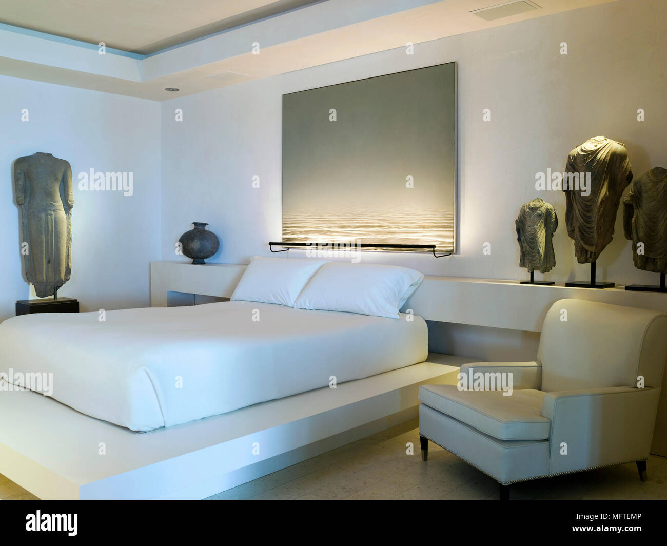 Poltrona accanto alla piattaforma doppia letto matrimoniale in camera da  letto moderna Foto stock - Alamy