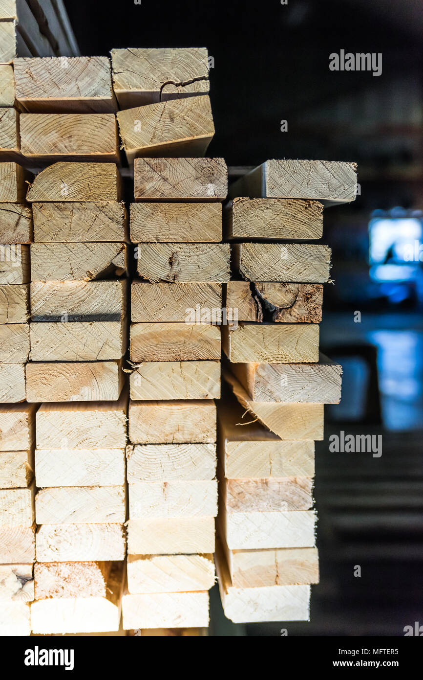 Tagliare il legno pronti per la vendita in Factoty Foto Stock
