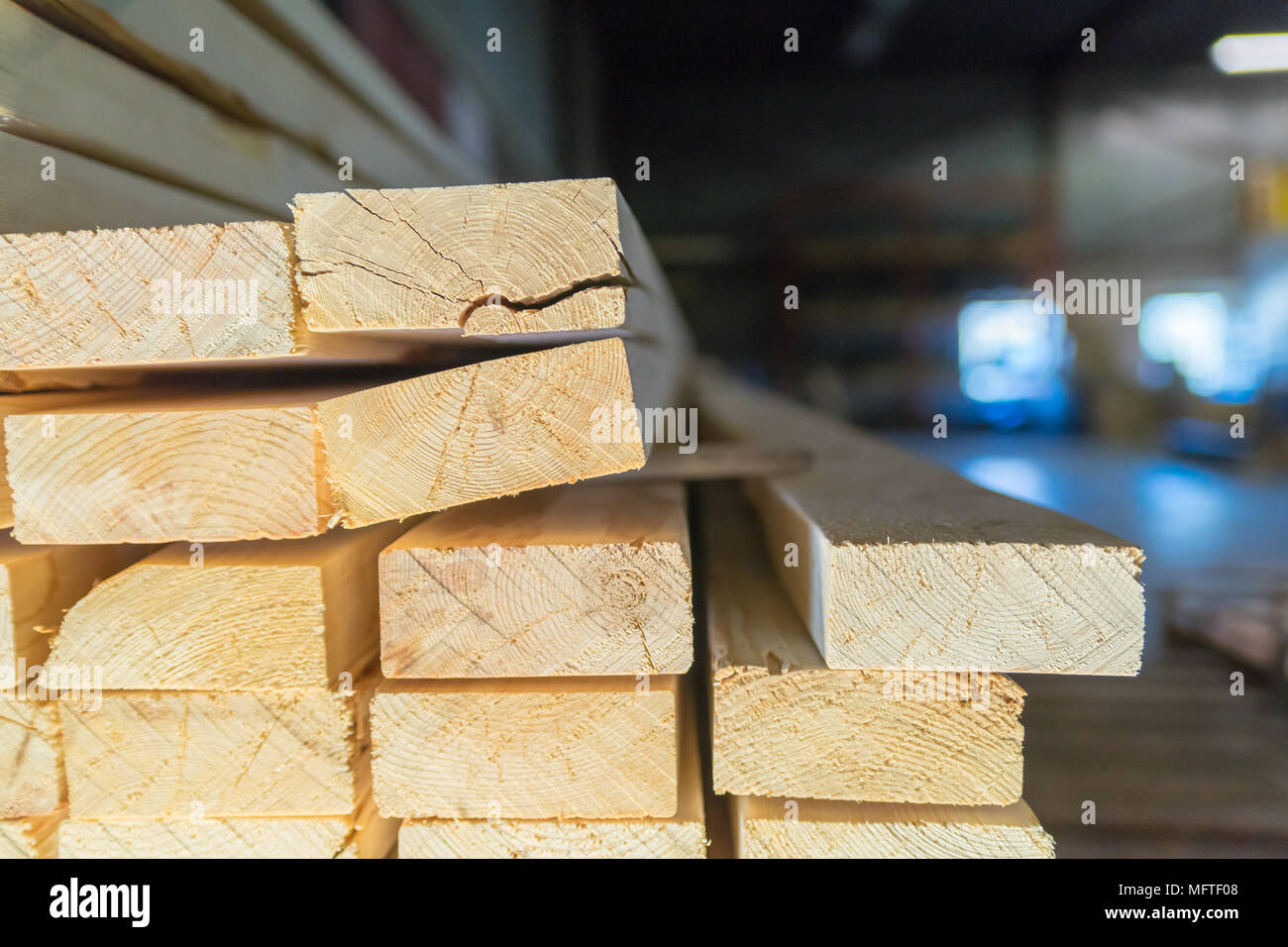 Tagliare il legno pronti per la vendita in Factoty Foto Stock