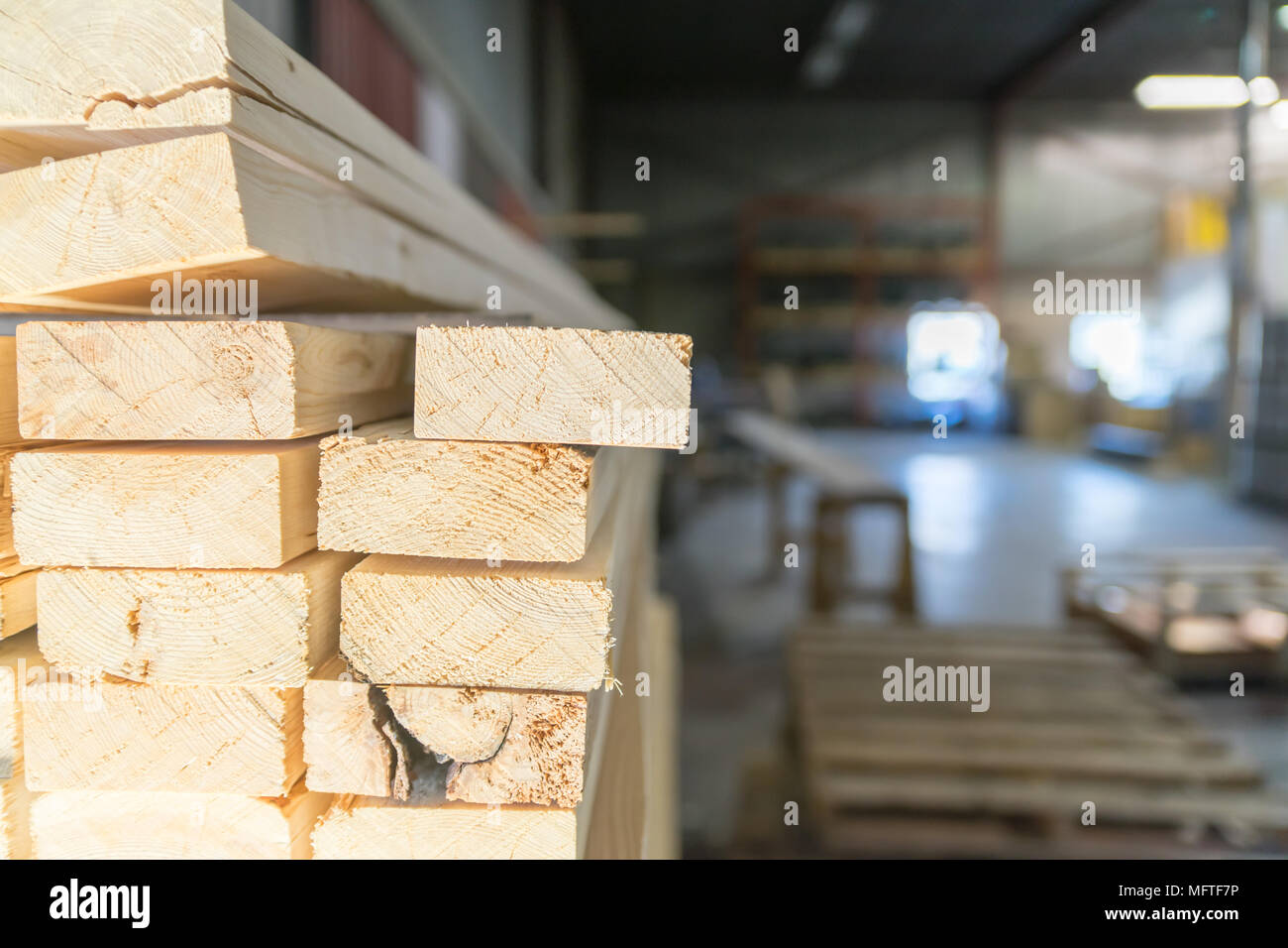 Tagliare il legno pronti per la vendita in Factoty Foto Stock