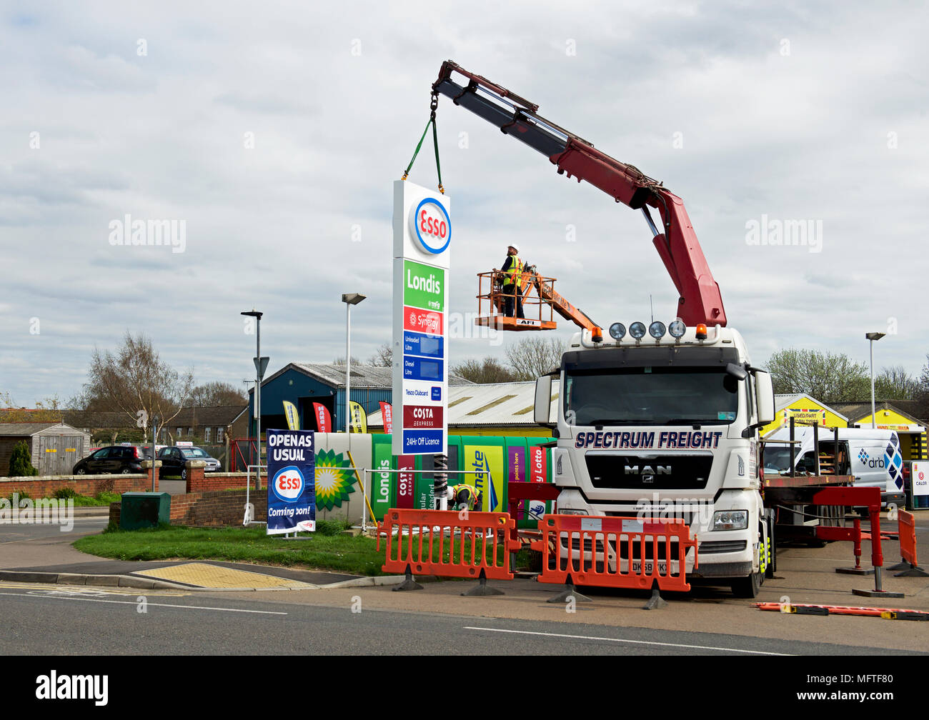 Sostituzione BP segno con insegna Esso in corrispondenza di una stazione di benzina in Peterborough, CAMBRIDGESHIRE, England Regno Unito Foto Stock