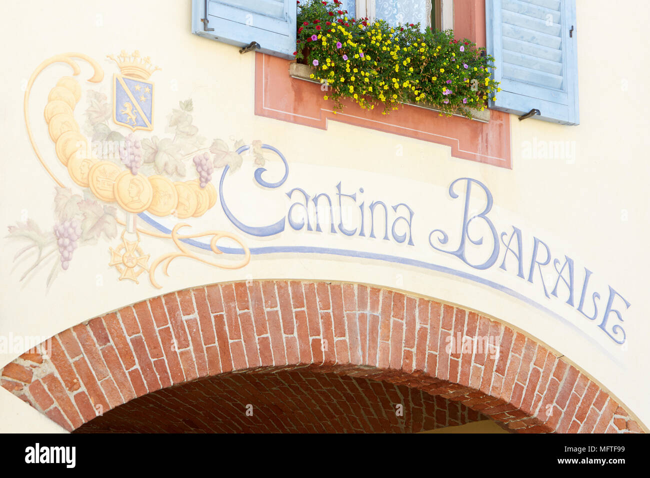 Il logo della cantina Cantina Barale dipinta sulla parete antica con mattoni rossi arco in una soleggiata giornata estiva in Piemonte, Italia Foto Stock