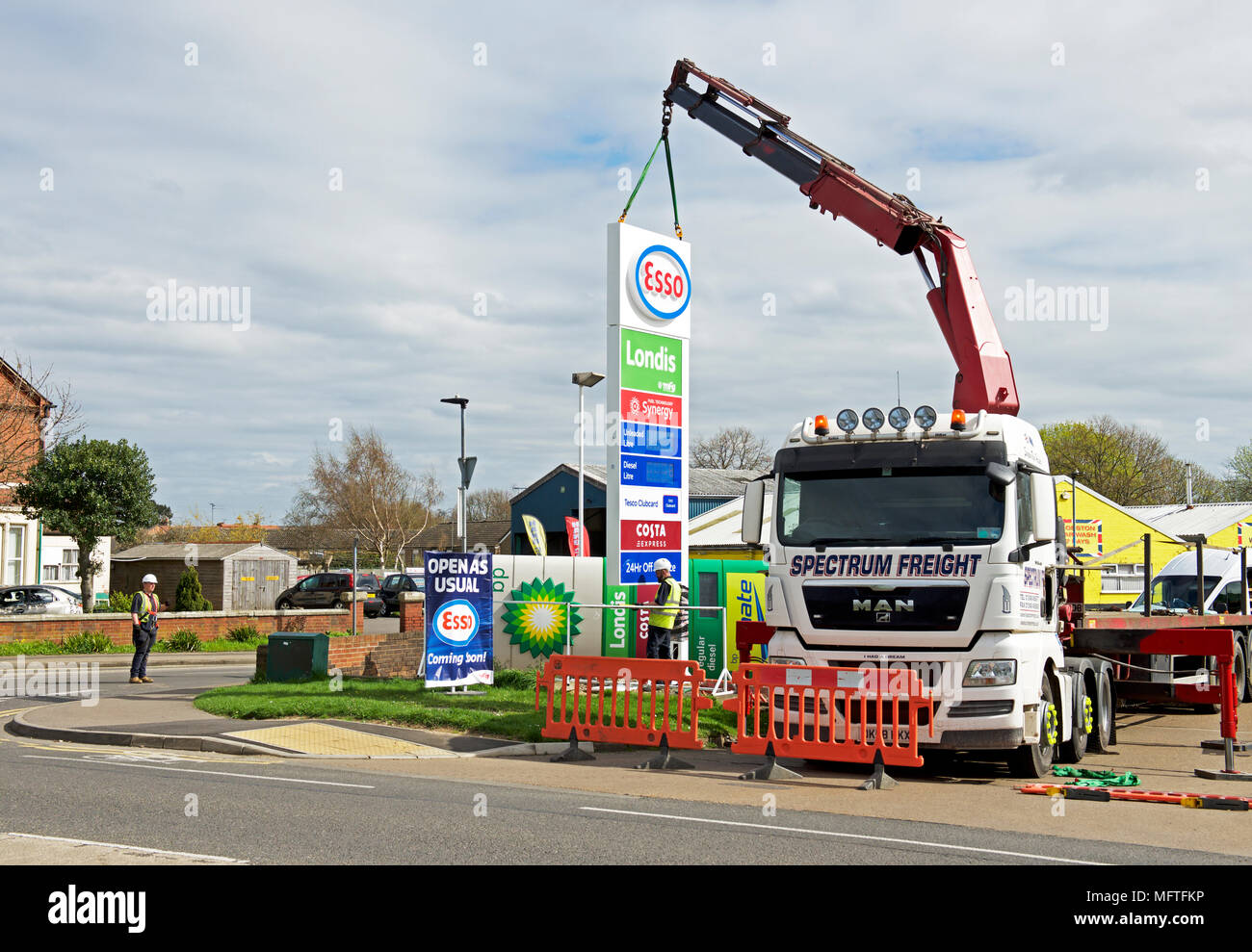 Sostituzione BP segno con insegna Esso in corrispondenza di una stazione di benzina in Peterborough, CAMBRIDGESHIRE, England Regno Unito Foto Stock