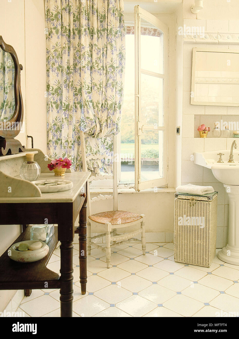 Bagno tradizionale pareti neutre piedistallo bianco marmo lavabo alto livello due lati interni della tabella bagni paese rustico trattamenti finestra tendaggio Foto Stock