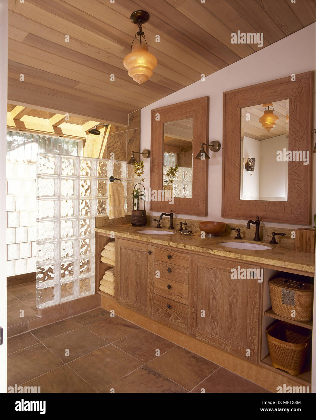 Paese in stile sala da bagno con doppi lavabi e doccia in piedi dietro di mattoni in vetro USA Foto Stock