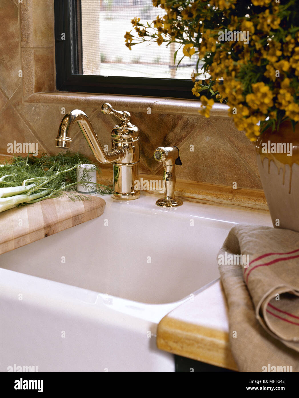 Dettaglio di stile tradizionale butler lavandino con rubinetti in ottone Foto Stock