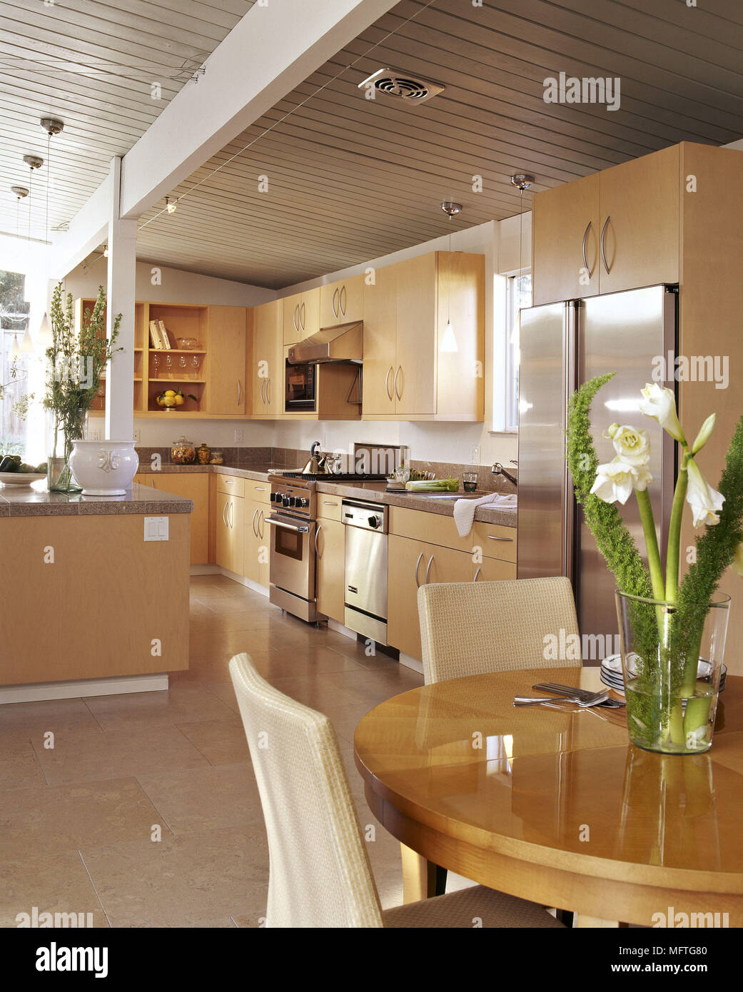 Cucina moderna con area da pranzo unità legno tavolo rotondo sedie ... Cucina moderna con area da pranzo unità legno tavolo rotondo sedie ...