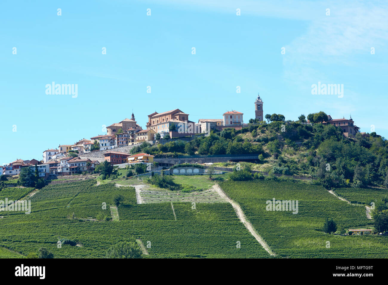 La Morra città del Piemonte, colline delle Langhe in Italia in estate Foto Stock