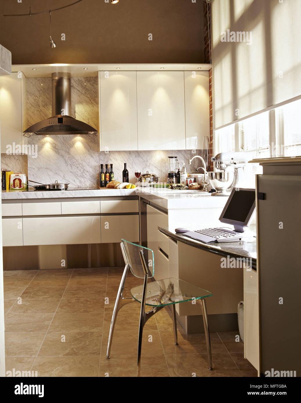 Moderna cucina a pianta aperta bianco e le unità di area ufficio Foto Stock