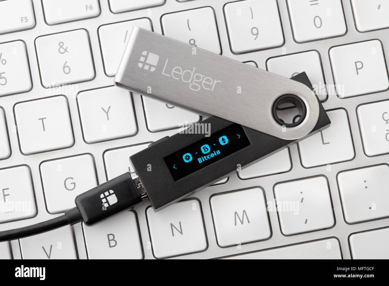 Ledger portafoglio hardware per cryptocurrency con selezione bitcoin sul display Foto Stock