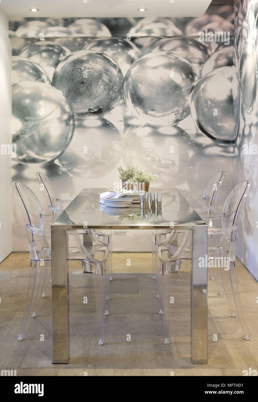Philippe Starck Louis Ghost sedie al tavolo in metallo nella moderna sala da pranzo Foto Stock