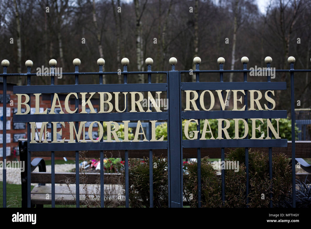 Il Blackburn Rovers Memorial Garden, nella foto prima di Blackburn Rovers giocato Shrewsbury città in un Cielo lega Bet One fixture a Ewood Park. Entrambi i team sono stati tra i primi tre nella divisione all'inizio del gioco. Blackburn ha vinto la partita da 3 obiettivi e 1, sorvegliato da una folla di 13,579. Foto Stock