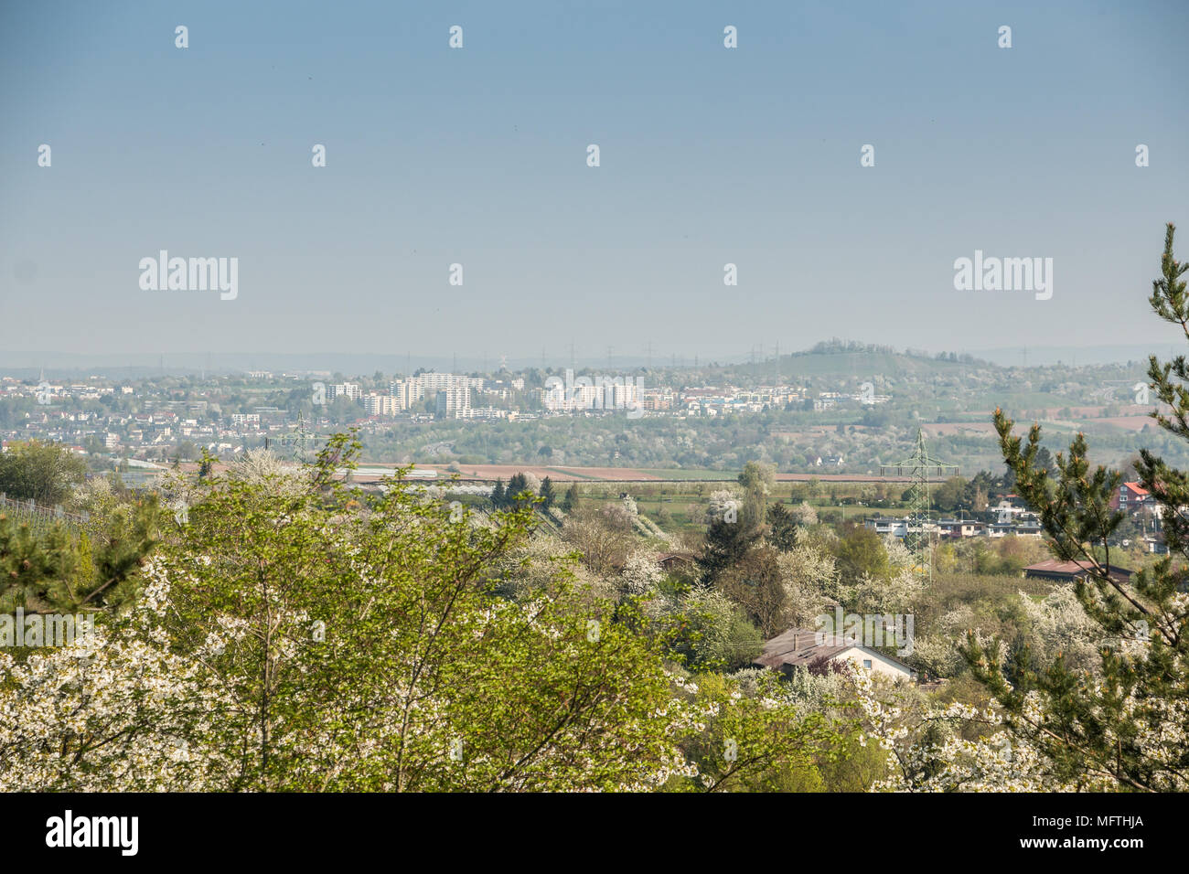 Vista urbano giù per la valle Foto Stock