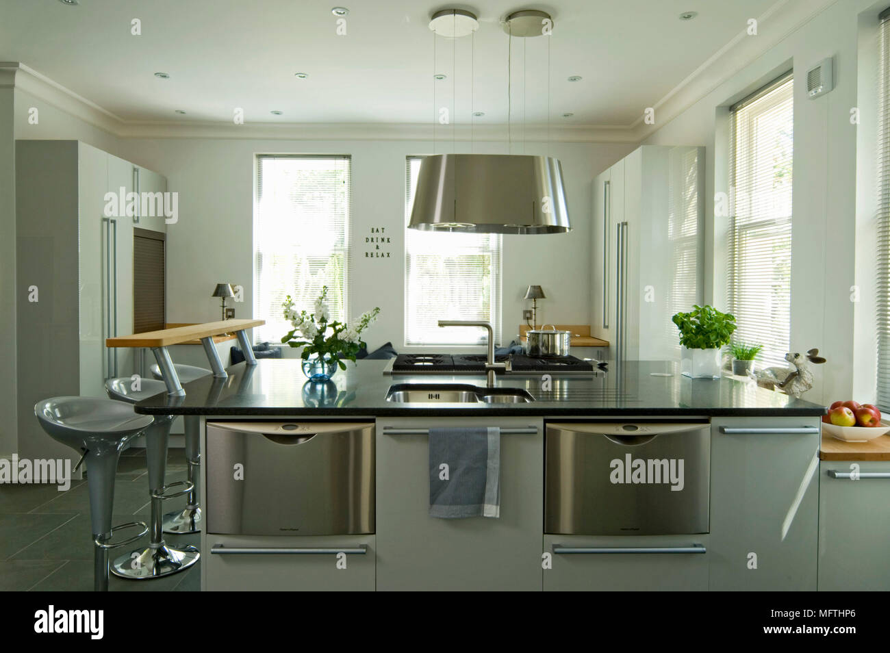 Moderna cucina con isola centrale bar per la prima colazione Foto Stock