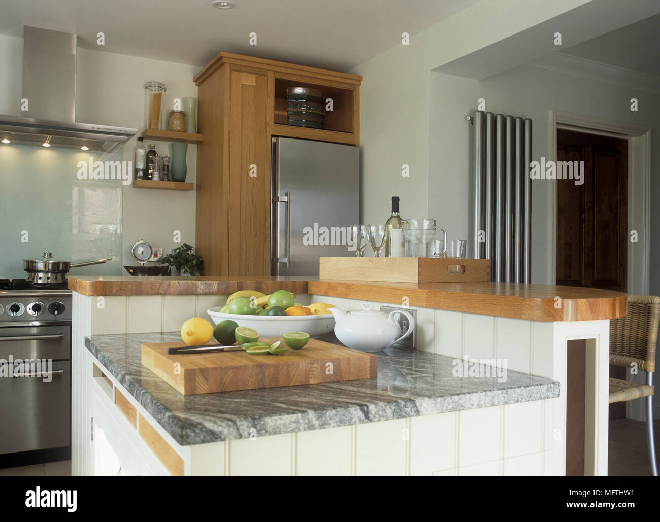 Una cucina moderna con legno e applicazioni in acciaio inossidabile, un  tagliere e una ciotola di frutta Foto stock - Alamy