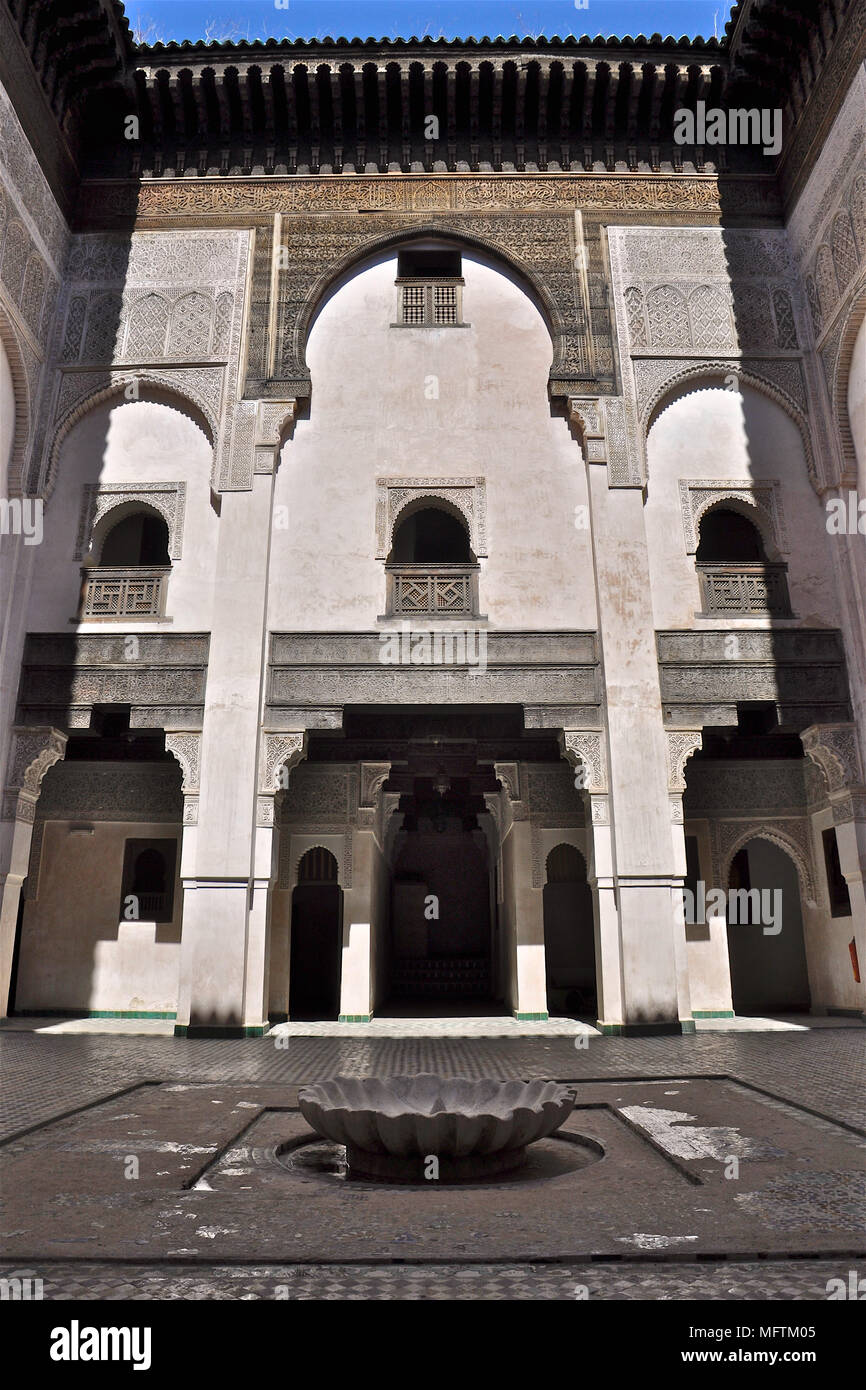 Cortile interno con abluzione fontana del Cherratin medersa nella vecchia medina di Fes (Fes, Marocco) Foto Stock