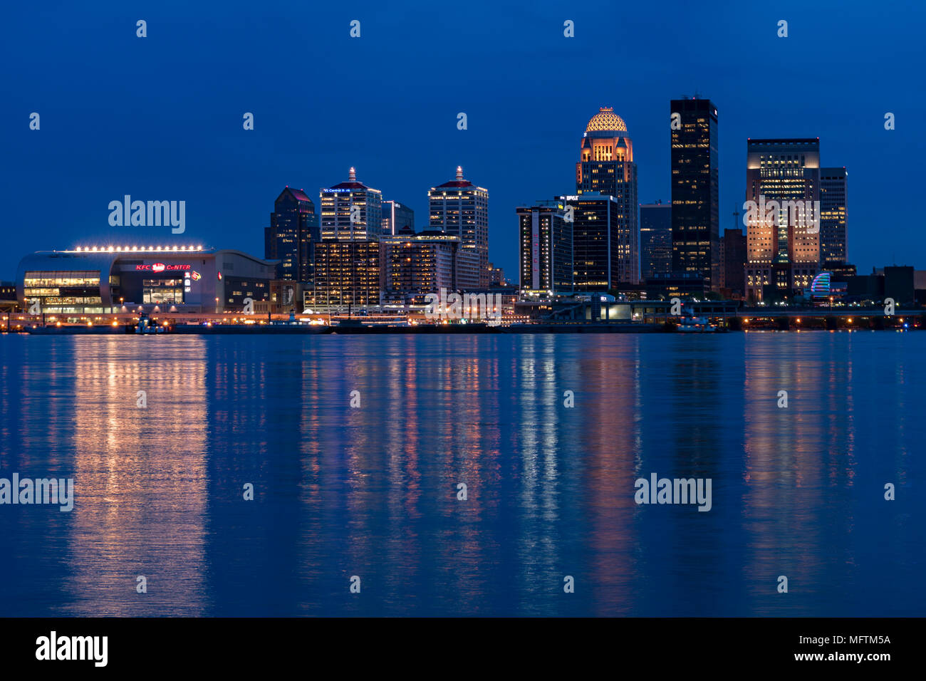 Louisville Kentucky Skyline e la sua riflessione sul fiume Ohio al crepuscolo Foto Stock