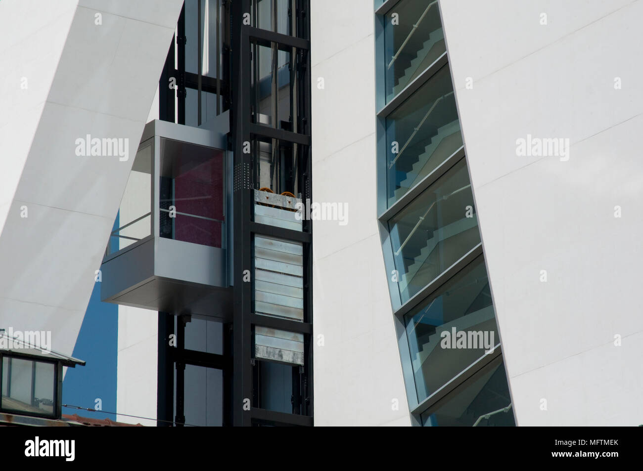 L'Italia, Lombardia, Milano, la Fondazione La Fondazione Prada, Torre di  dettaglio da Rem Koolhaas architetto, sollevamento Foto stock - Alamy