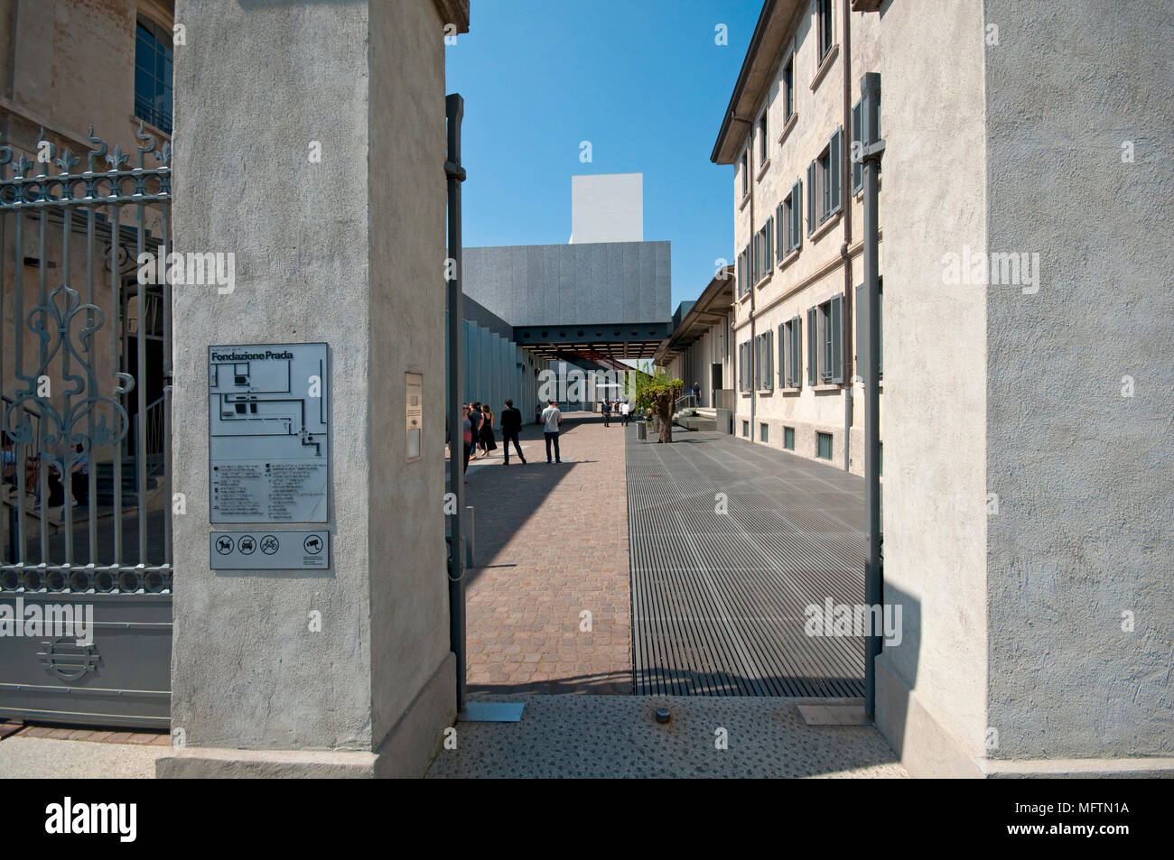 L'Italia, Lombardia, Milano, la Fondazione La Fondazione Prada da Rem  Koolhaas architetto, ingresso Foto stock - Alamy