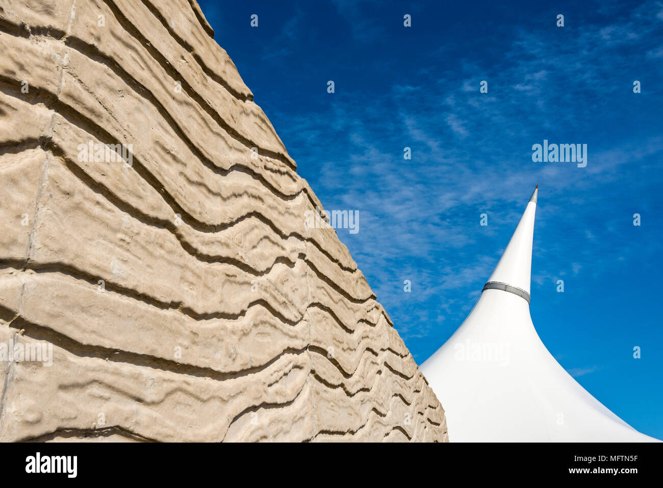 Un quasi astratto immagine del grande tessuto trazione tettoia e revetment costruito a Barry Island come parte del regime di rigenerazione. Foto Stock