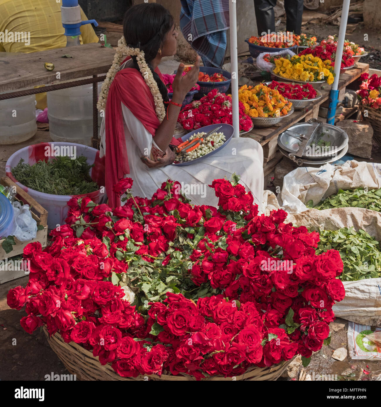 Madurai, India - 11 Marzo 2018: Rose e altri fiori per la vendita nel mercato dei fiori sul bordo della città Foto Stock