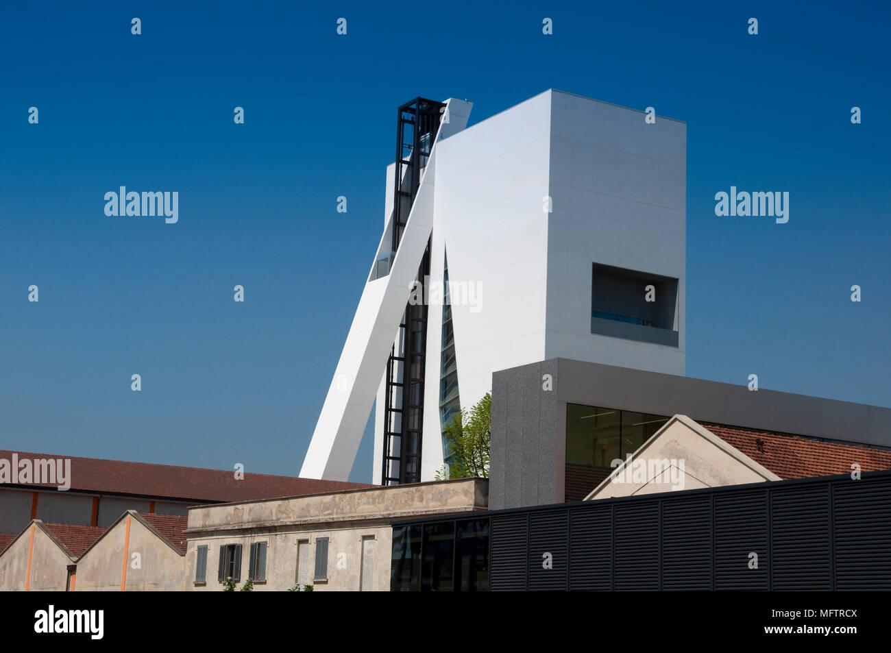 L'Italia, Lombardia, Milano, la Fondazione La Fondazione Prada, Torre di  dettaglio da Rem Koolhaas architetto Foto stock - Alamy