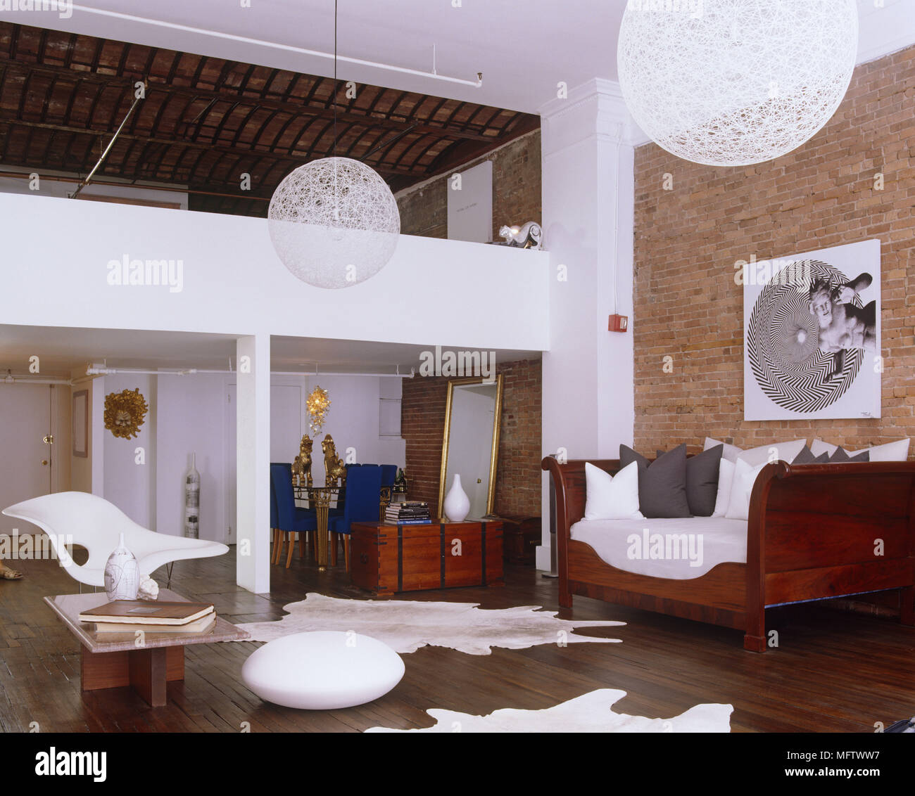 Eames La Chaise e divano in modern open plan soggiorno Foto stock - Alamy