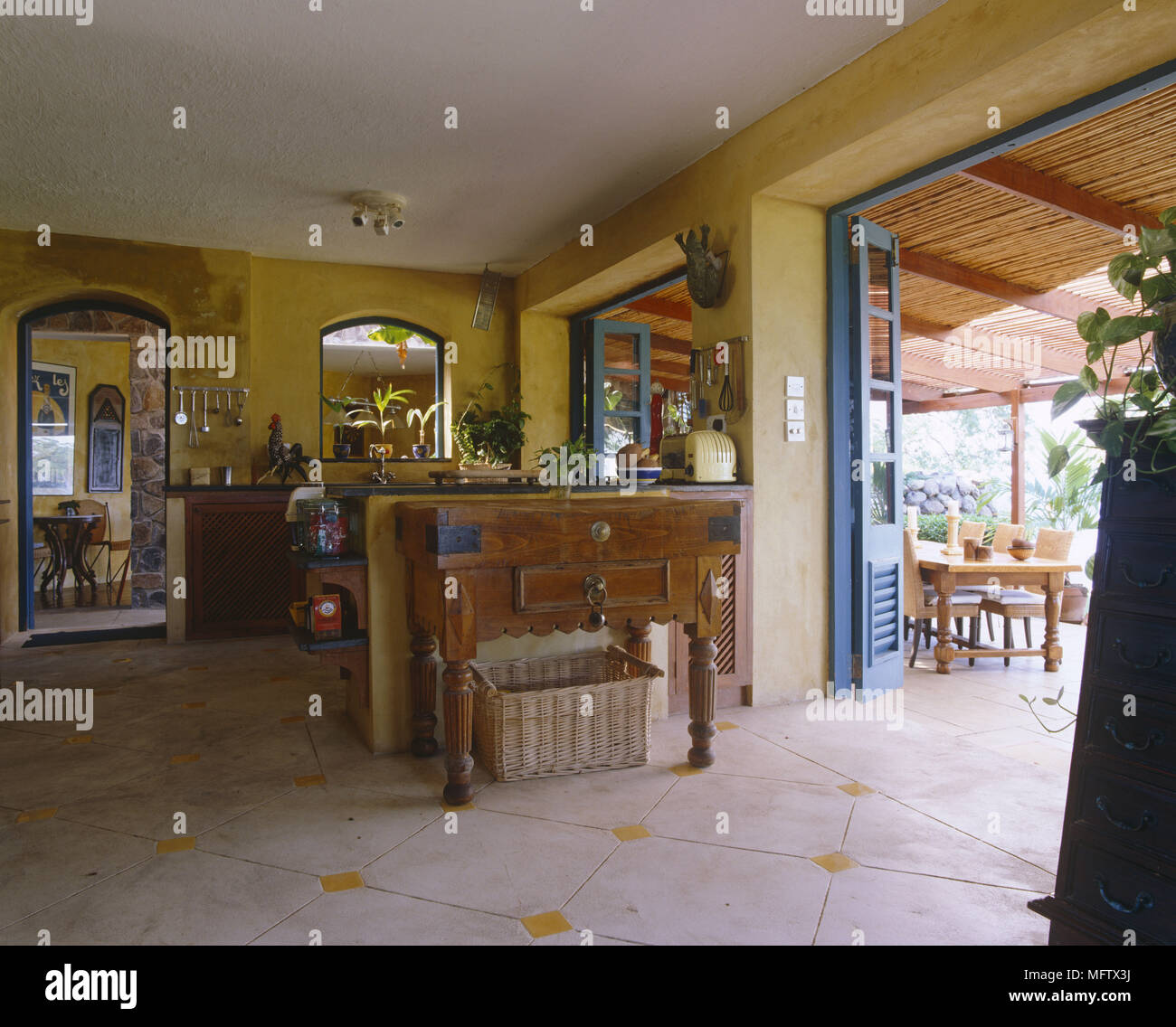 Cucina a pianta aperta con porte francesi che si aprono sulla ... Cucina in veranda