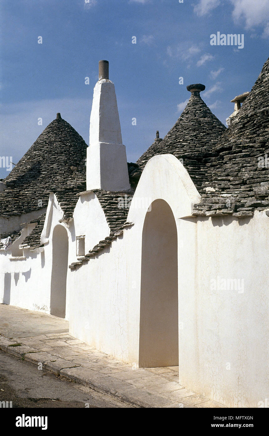 Un esterno di tradizionalmente italiano Trulli case di pietra Foto Stock