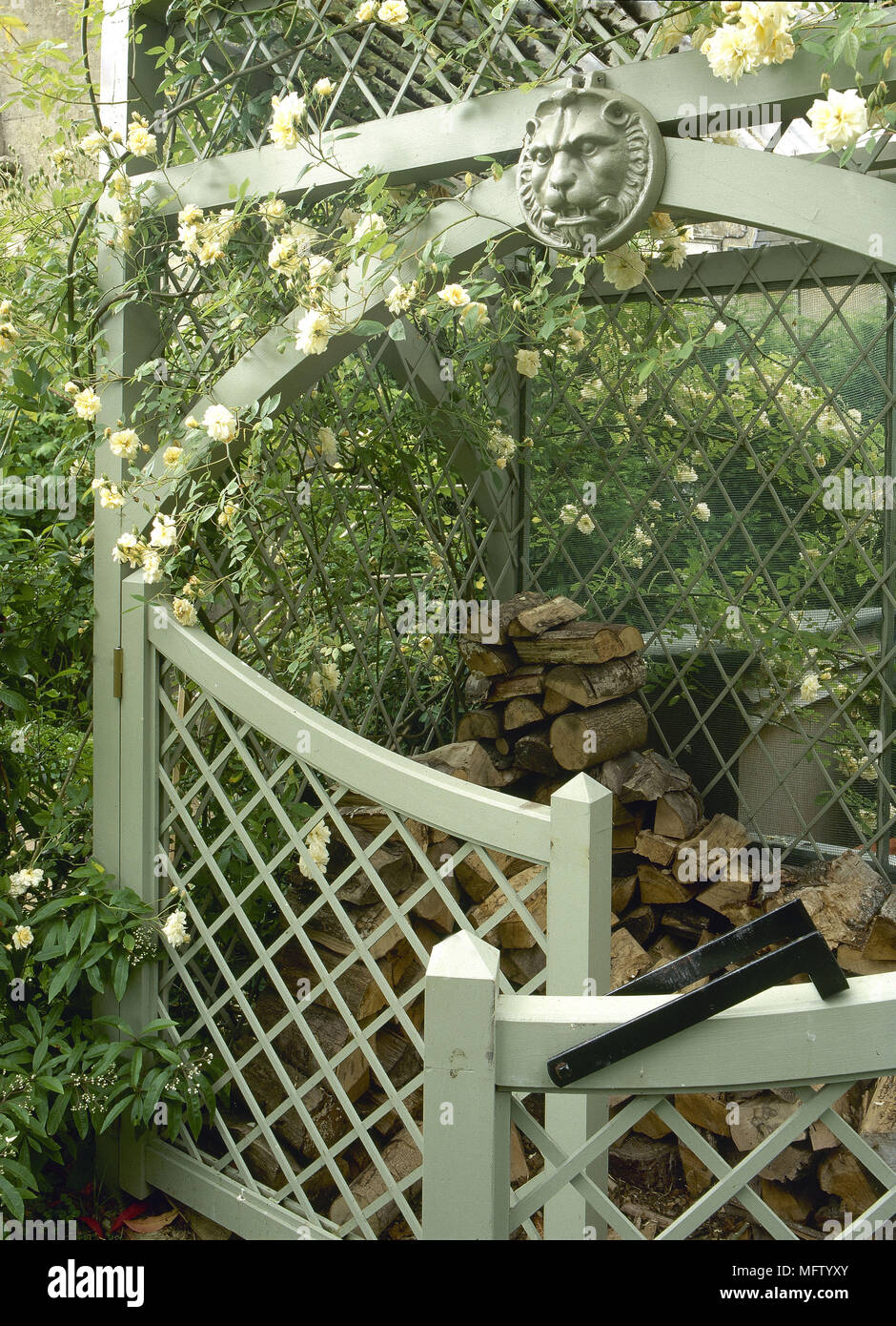 Le rose che si arrampica sul archway trellis con cancelli aperti al negozio di registro Foto Stock