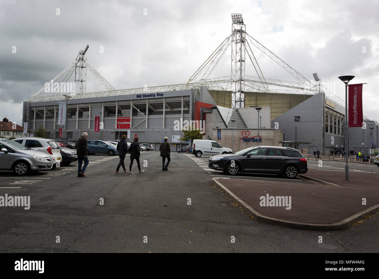 Due spettatori a camminare verso il suolo prima di Preston North End prendere sulla lettura in un campionato EFL corrispondono a Deepdale. La squadra di casa ha vinto la partita 1-0, Giordania Hughill segnando il solo obiettivo dopo 22 minuti, sorvegliato da una folla di 11,174. Foto Stock