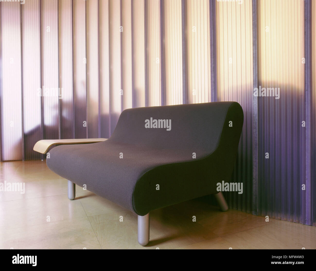 Blu moderne pareti pannellate di carbone minimalista divano Foto Stock