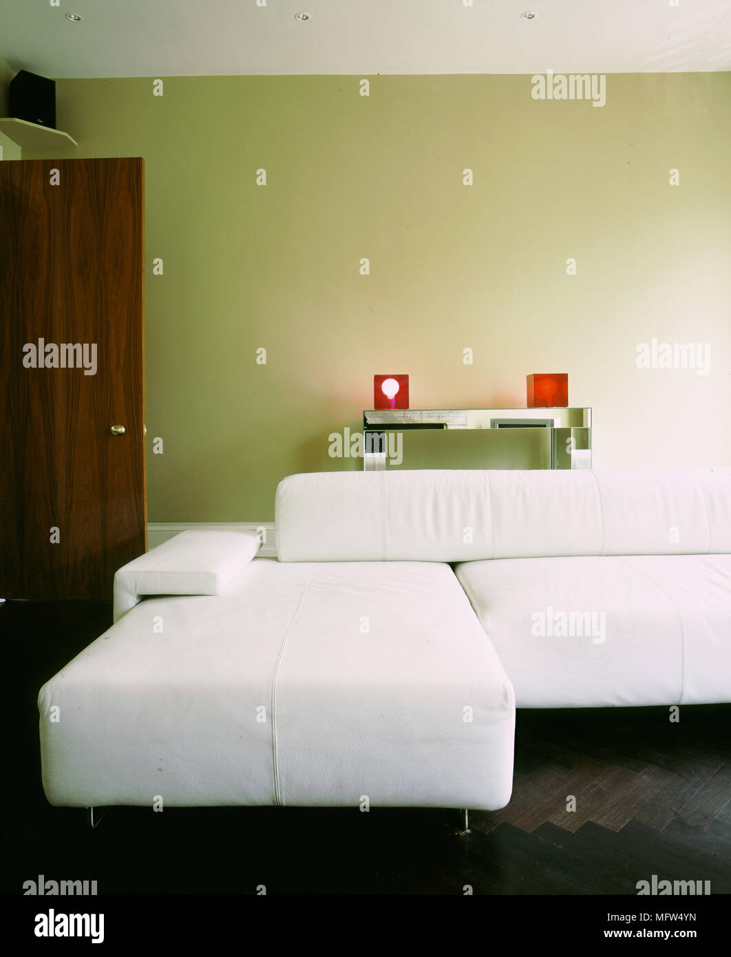 Moderno minimalista sala panchetto bianco posti a sedere Foto Stock