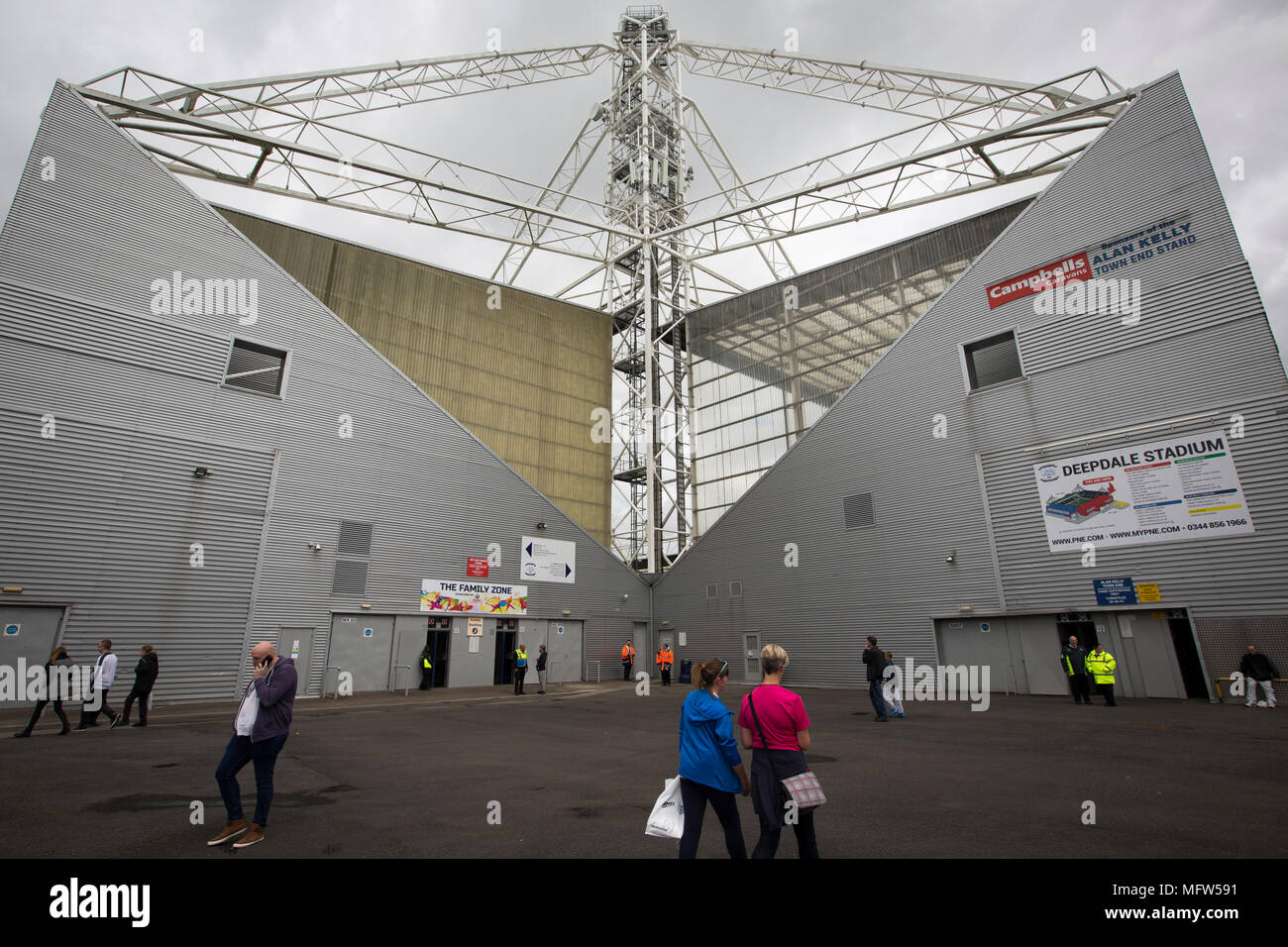 Una vista esterna del Tom Finney e Alan Kelly sta davanti a Preston North End prendere sulla lettura in un campionato EFL corrispondono a Deepdale. La squadra di casa ha vinto la partita 1-0, Giordania Hughill segnando il solo obiettivo dopo 22 minuti, sorvegliato da una folla di 11,174. Foto Stock