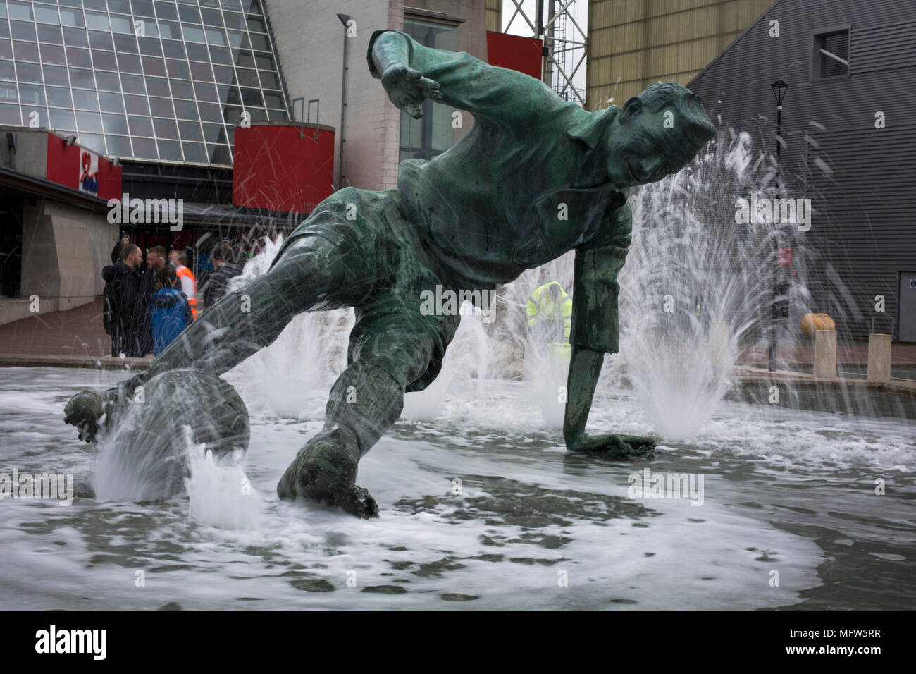 La statua di Tom Finney al di fuori del terreno prima di Preston North End prendere sulla lettura in un campionato EFL corrispondono a Deepdale. La squadra di casa ha vinto la partita 1-0, Giordania Hughill segnando il solo obiettivo dopo 22 minuti, sorvegliato da una folla di 11,174. Foto Stock